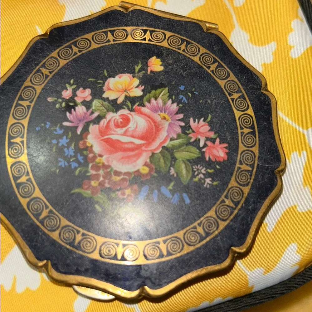 Vintage Stratton powder compact floral embossed - Picture 3 of 11